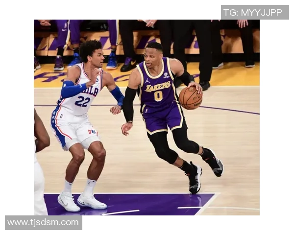 湖人队与步行者队激战正酣1001场对决再度上演篮球盛宴 湖人队与步行者队激战正酣1001场对决再度上演篮球盛宴